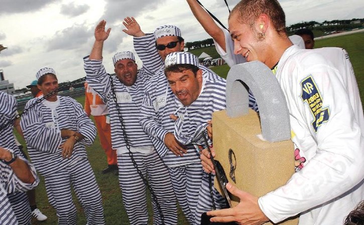 2003, Mαλαισία. Ο Rossi σπάει τα δεσμά των φυλακισμένων οπαδών του.